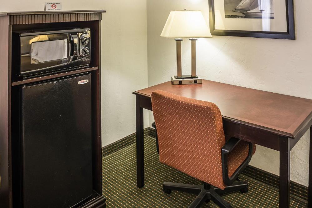 King Room - Non-Smoking interior